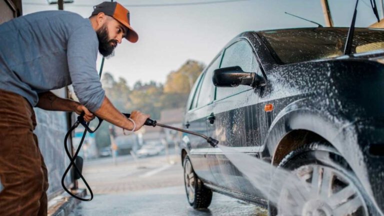 Voici pourquoi vous ne pouvez plus laver votre voiture à domicile, attention à la grosse amende !